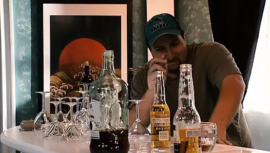 Seksi olgun diamond azgın bir adamla sikişerken harika büyük göğüslerini gösteriyor