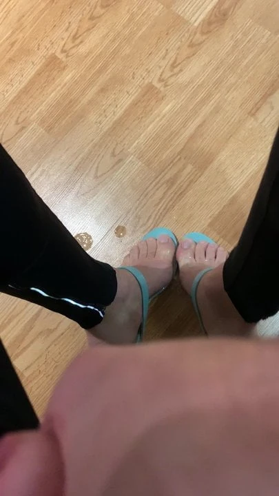 Снова кончаю на мои синие каблуки