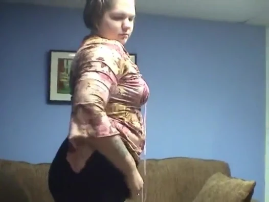 Şişman piliç amına sokmadan önce cam dildo emiyor