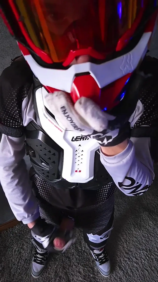 Kimse bakmadan kaskın üstüne boşal.