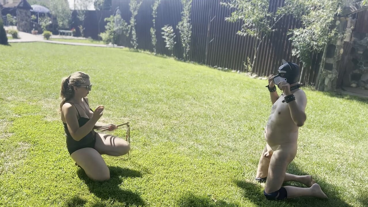 Drakula kadın egemenliği kalesinde köpek yavrusu eğitimi - açık havada domaltma eğitimi - taşakla cinsel organlara vurma cbt