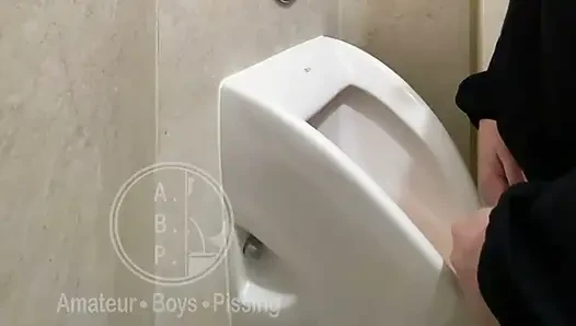 Adamı bir sonraki pisuanda işerken yakaladım