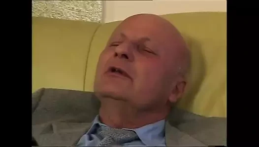 Bu orta yaşlı seksi kadınlar çok yaşlı erkekleri seviyor