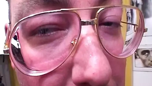 Sarışın Alman sürtük erkeğinin amında oyuncak kullanmasına izin veriyor ve yarağını emiyor