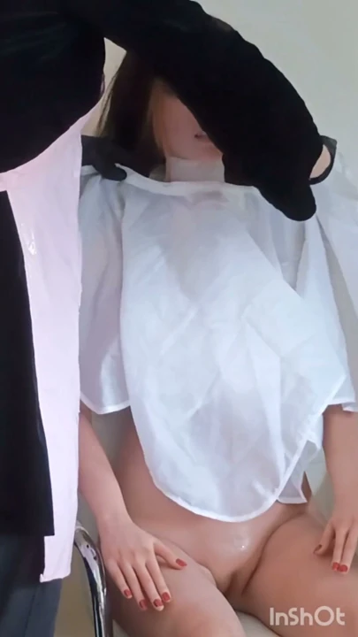 Ateşli kız Lauren modellik yapıyor şortlu pelerinler çıplak fetiş oyunu | Klip 2