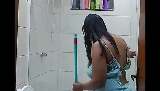 Babam izlerken bana banyoyu temizletiyor