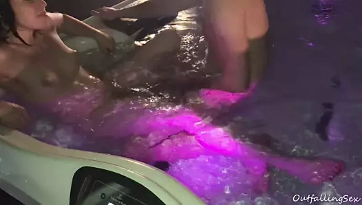 Gençler jakuzide sikişiyor - havuzda sualtı seksi