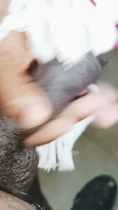 Hintli teyze banyoda seks yapıyor, kocasının arkadaşını sikiyor. Telugu edepsizce konuşma. | Klip 1
