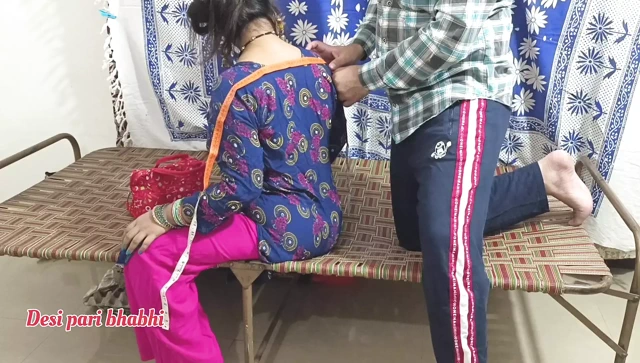 Hintli ateşli hintli kadın terzi ustasıyla sert sikişiyor