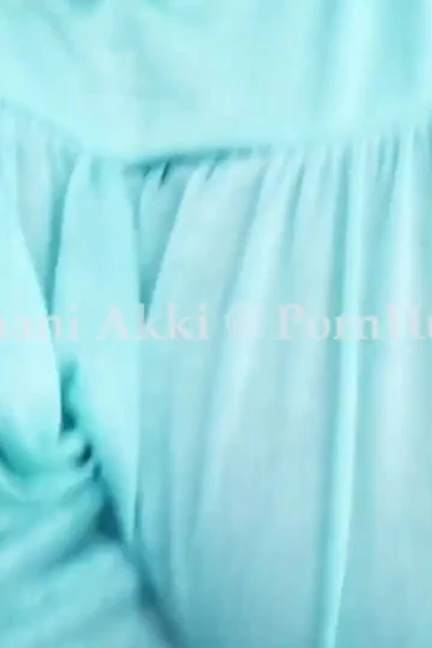 Olgun büyük memeli orta yaşlı seksi kadın banyoda sevgilisine çıplak seksi vücudunu gösteriyor ve edepsiz konuşma