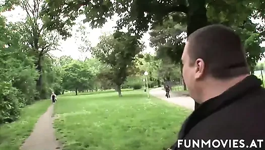 Obez çift kanepede sikişiyor