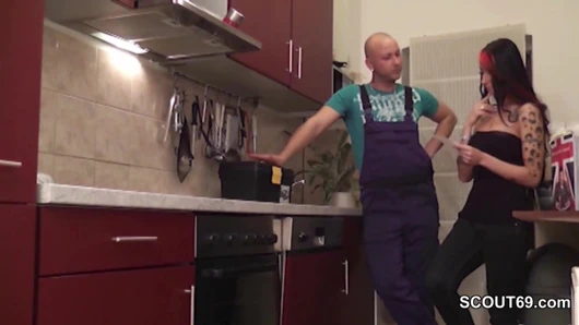 Handwerker will Geld und darf Teeny statt dessen Anal ficken