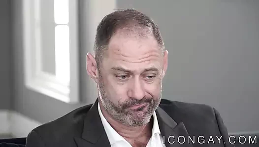 Genç sporcu casey everett sürgülü üzerinde büyük üvey baba horoz