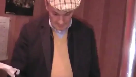 Dede çok ateşli bir striptizci sunuyor!