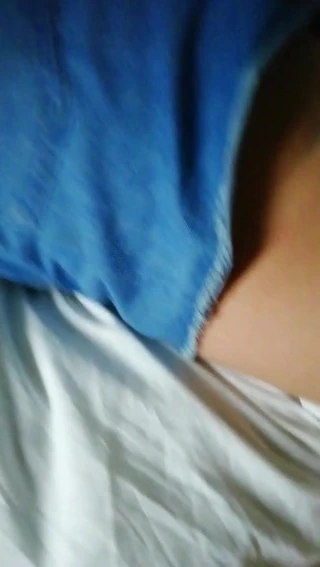 Erkek kardeş 12 inç siyah dildoyla götüne sikiliyor