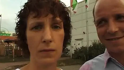 Nine tıknaz bir yarağı emiyor ve sonra çalıların içinde sikiliyor
