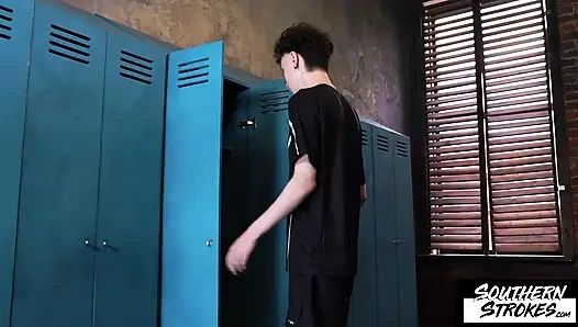 Southernstrokes karol gajda ve max gen soyunma odasında seks yapıyor