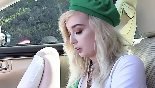 Lexi Lore sikini içeri atması için pembe külotunu kenara çekiyor