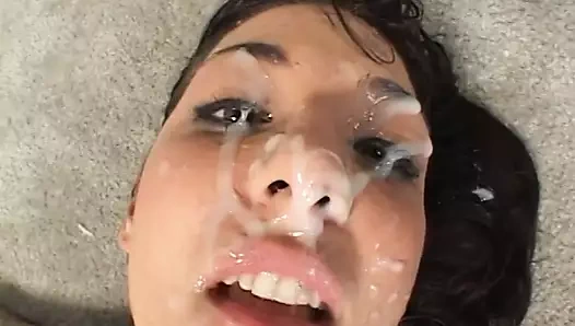 Adam sahilde bir orta yaşlı seksi kadınla tanışıyor ve onu evine götürüyor