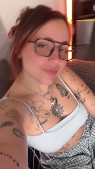 Gözlüğüm ve eteğim yeni