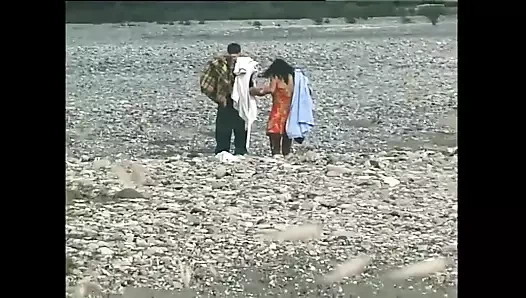 Ateşli seksi orta yaşlı seksi kadın plajda domalarak sikiliyor ve götüne boşalıyor