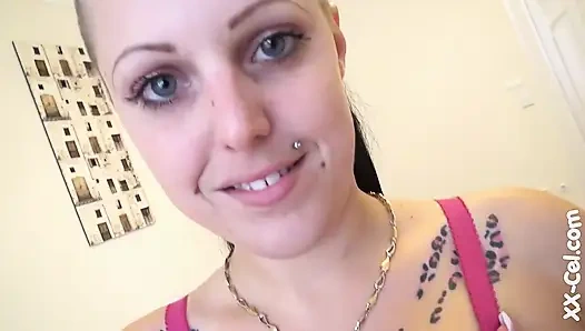 Raven saçlı dövmeli ateşli themis thunder oynamak için büyük göğüslerini çıkarıyor