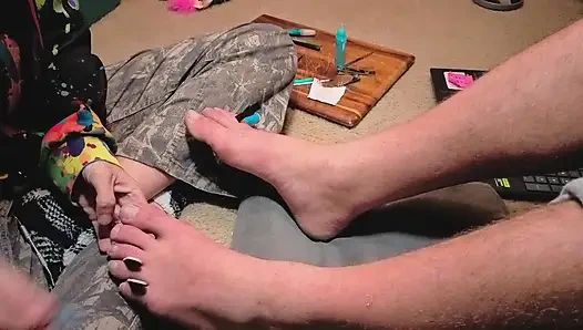 Melody efendisine pedikür yapıyor