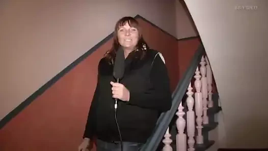 Alman kökenli sarışın kadın amında yarakla hissettiği zevki ifade etmek için röportaj yapıyor