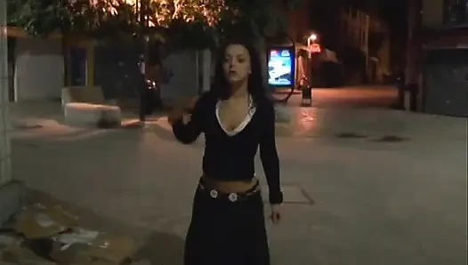 Yatakta iki azgın kaltak sikiliyor, emiliyor ve sikiliyor