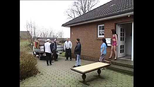 Azgın orta yaşlı seksi kadın kamyon çalışırken kamyonun üstünde seks yapıyor