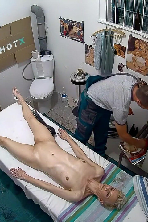 Elleri bağlı, ağzına öğürterek boşalıyor...