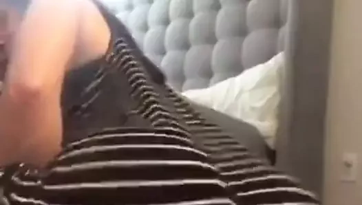 Siyah elbiseli Rus kadın twerk yapıyor