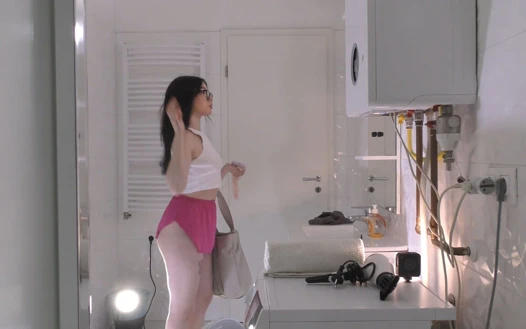 Ateşli seksi amatör güzel üniversiteli kız banyoda beyaz pamuklu külotunu çıkararak amını teşhir ediyor