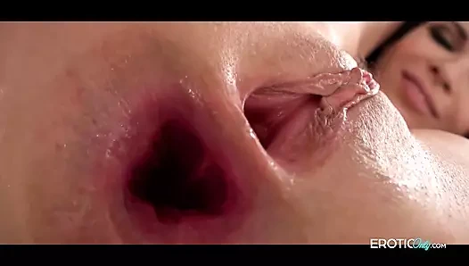 Üvey babam benim için çok baskın ve bana nasıl düzgün sikilmeyi gösteriyor