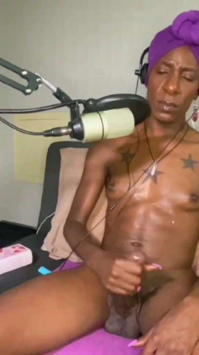 Siyah Trans Kadın Gay Pornosu İzleyerek Mastürbasyon Yapıyor | Bölüm 1