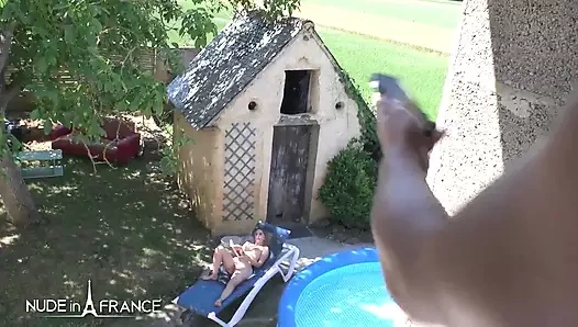 Güzel genç kız açık havada oda arkadaşı tarafından sıkı göt deliğini siktiriyor ve dölleniyor
