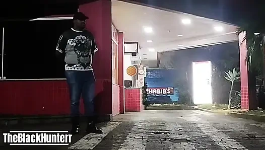 Sokakta emziren yabancı