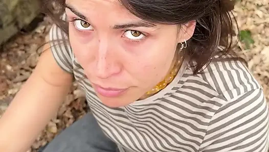 Ona rastgele filme almaya başlamasını ve pantolonunu çıkarmasını söyledim