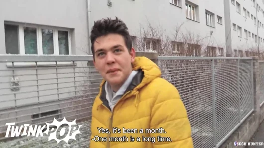 Ona ekstra sevgi vermek isteyen bu adamla karşılaştığında sigara almaya gidiyor - twink pop