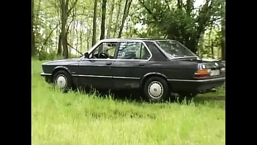 Büyük memeli maskeli evli kadın için seks arabası mil sikiliyor ve büyük amatör yarakla amının içine boşalıyor