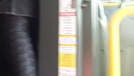 bucetuda raspando a xoxota no bus