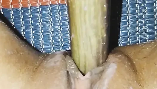 Bangladeşli kız brinjal ile sıkı amını sikiyor.