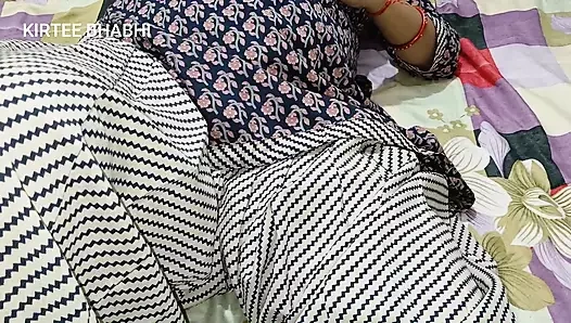 Yere düştüğünde, üvey oğul ona masaj yaparken onu sikiyor