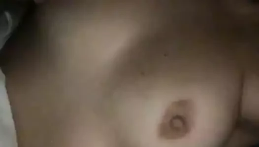 Kolej arkadaş gösteren ona göğüsleri