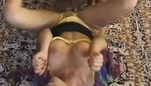 Муж наблюдает, как жену