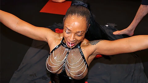 Beyaz erkekler jizzing ve yüz krem ​​bir siyah kız