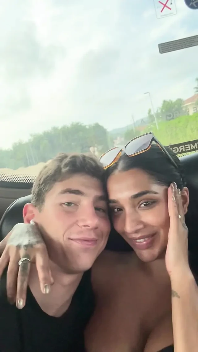 Eşim Otobüste Bana Harika Bir Oral Seks Yaptı - Yasmina Khan