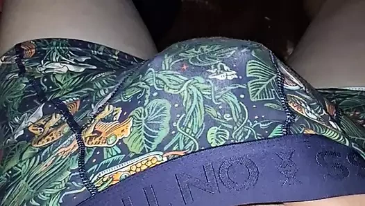 Genç oğlan tek başına mastürbasyon yapıyor