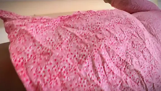 Seksi Mumbai güzel kız külotsuz odasını temiziyor ve sert seks yapmak için onu baştan çıkarmaya çalışıyor