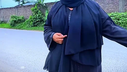 Arap ateşli üvey anne otel yatağında yoldan geldikten sonra azıyor ve büyük götünü görüyorum ve elle muameleye başlıyorum